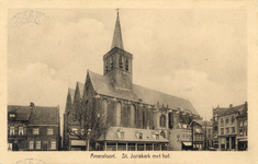 12936 Gezicht op de St.-Joriskerk (Hof 1) met aangrenzende bebouwing aan de Hof en Zevenhuizen te Amersfoort uit het ...